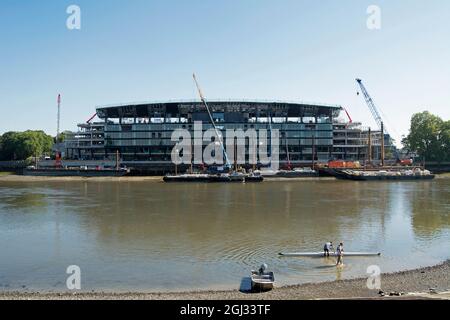 Das Flussufer steht in Craven Cottage, dem Heimstadion des fc fulham, das von barnes im Südwesten londons über die themse gebaut wird Stockfoto