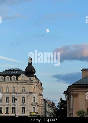 Vertikale Aufnahme von Plac Jana Nowaka-Jezioranskiego, Krakau, Polen Stockfoto