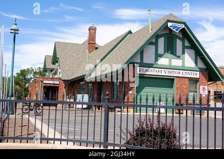 Historischer Amtrak-Bahnhof und Besucherzentrum in der Innenstadt von Flagstaff, Arizona, USA. Stockfoto