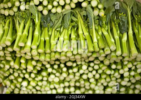 Nahaufnahme von grünem Gemüse auf dem Straßenmarkt von Hongkong Stockfoto