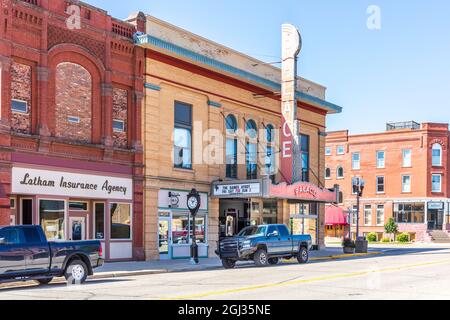 LUVERNE, MN, USA-21. AUGUST 2021: The Palace Theatre, zeigt Gebäudefassade und Festzelt. Stockfoto