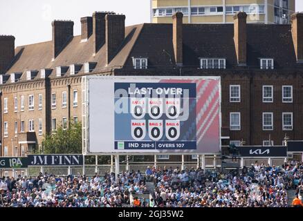 Die ovale Cricket-Anzeigetafel zeigt ein Mädchen über, dh. Keine Läufe erzielt; die ovale Cricket-Boden, London Großbritannien Stockfoto