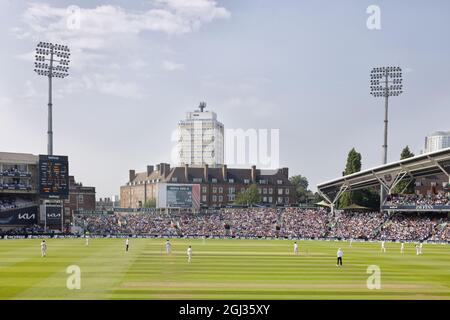 England Cricket; The Oval Cricket Ground, oder Kia Oval, Juli 2021, England gegen Indien Testspiel, von Massen von Fans im Sommer beobachtet, The Oval, London UK Stockfoto
