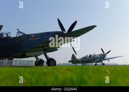 Spitfires parkten auf dem Rasen am Leeds East Airport EGCM für Vergnügungsflüge Stockfoto