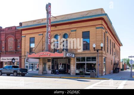 LUVERNE, MN, USA-21. AUGUST 2021: The Palace Theatre, zeigt Gebäudefassade und Festzelt. Stockfoto