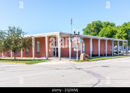 LUVERNE, MN, USA-21 AUGUST 2021: The Rock County Community Library, Building and Signs. Blauer Himmel. Stockfoto