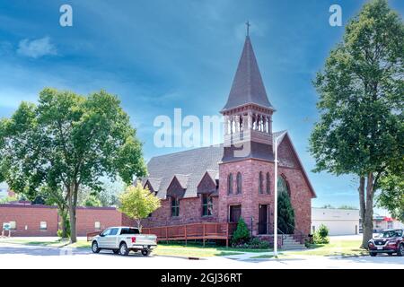 LUVERNE, MN, USA-21 AUGUST 2021: Ehemaliges Gebäude der Holy Trinity Episcopal Church, jetzt in Privatwohnung umgewandelt. 1891 Gotisches Revival Sioux Quarzi Stockfoto