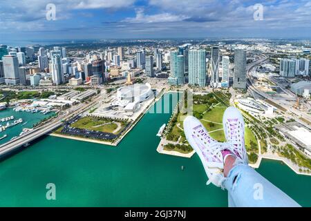 Hubschrauberflug Blick auf die roten und weißen Sonnenschirme am Strand South Beach Miami Stockfoto