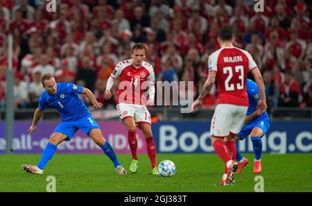 8. September 2021: Mikkel Damsgaard aus Dänemark und Dan Leon Glazer aus Israel bei Dänemark gegen Israel, WM-Qualifikationsspiel im Parkenstadion, Kopenhagen, Dänemark. Kim Price/CSM Stockfoto