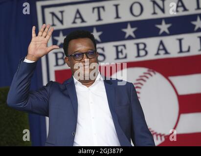 Cooperstown, Usa. September 2021. Hall of Famer Pedro Martinez winkt bei der Induktionszeremonie der Hall of Fame des Major League Baseballs 2021 für die 2020 Einkochenden am Mittwoch, den 8. September 2021 in Cooperstown, New York. Derek Jeter, Ted Simmons, Larry Walker und Marvin Miller, der Gewerkschaftsführer der Spieler, werden während der Veranstaltung in den HOF aufgenommen. Foto von Pat Benic/UPI Credit: UPI/Alamy Live News Stockfoto