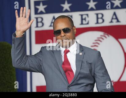 Cooperstown, Usa. September 2021. Die Hall of Famer Barry Larkin winkt am 2021 Mittwoch, den 8. September 2021, bei der Einführungszeremonie der Hall of Fame von Major League Baseballspielen für die 2020 Einkochenden in Cooperstown, New York. Derek Jeter, Ted Simmons, Larry Walker und Marvin Miller, der Gewerkschaftsführer der Spieler, werden während der Veranstaltung in den HOF aufgenommen. Foto von Pat Benic/UPI Credit: UPI/Alamy Live News Stockfoto