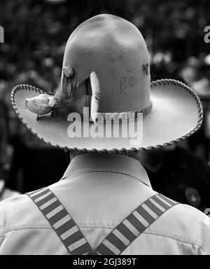 In Santa Fe, New Mexico, trägt ein Mann einen verschönerten Cowboyhut und Hosenträger. Stockfoto