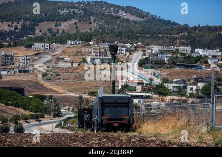 08. September 2021, Israel, Na'ura: Polizei-Spezialfahrzeug steht im Dorf Naura, wo eine massive Menschenjagd zur Festnahme der sechs Gefangenen im Gange ist, die Anfang dieser Woche aus dem Hochsicherheitsgefängnis Gilboa ausbrachen. Foto: Ilia Yefimovich/dpa Stockfoto