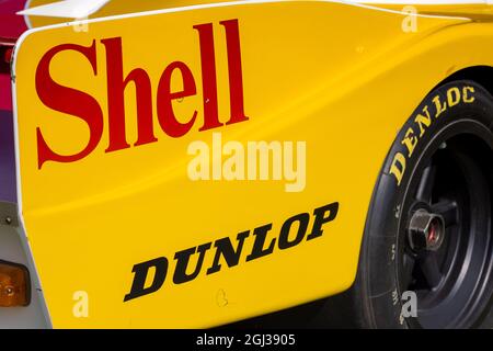 Shell- und Dunlop-Logos auf einem Porsche 962C #17, der am 5. September 2021 auf dem Concours d’Elegance im Blenheim Palace zu sehen war Stockfoto