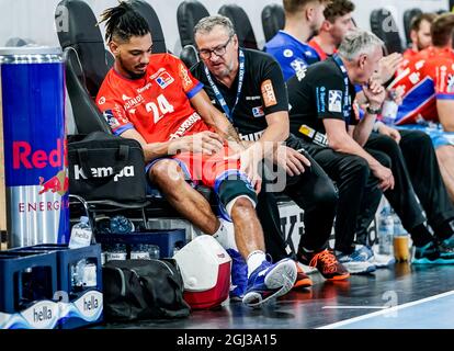 Kiel, Deutschland. September 2021. Handball: Bundesliga, THW Kiel - HBW Balingen-Weilstetten, Matchday 1, Wunderino Arena. Balingens James Scott wird auf der Bank behandelt. Quelle: Axel Heimken/dpa/Alamy Live News Stockfoto