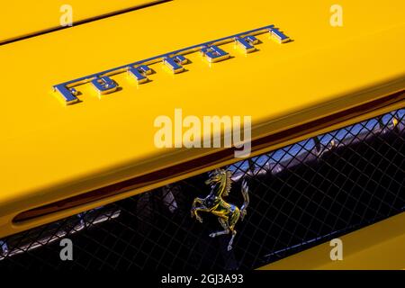 Ferrari-Abzeichen auf einem Ferrari Enzo in Giallo Modena Lackierung beendet Stockfoto