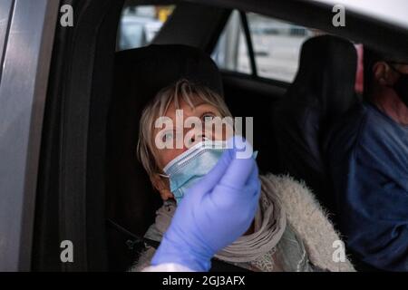 Screening Center und PCR-Tests für Menschen in Fahrzeugen im Krankenhaus Lüttich. Lüttich, Belgien. Stockfoto