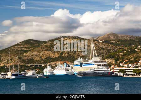 Dubrovnik, Kroatien - Oktober, 10 2019: Kreuzschiffe und Yachten dockten im Hafen von Gruz in Dubrovnik, Adria. Heller, sonniger Tag, Reisekonzept. Stockfoto