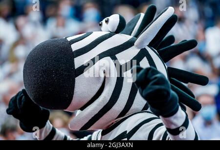 Kiel, Deutschland. September 2021. Handball: Bundesliga, THW Kiel - HBW Balingen-Weilstetten, Matchday 1, Wunderino Arena. Kiels Maskottchen 'Hein Daddel' feiert ein Ziel. Quelle: Axel Heimken/dpa/Alamy Live News Stockfoto