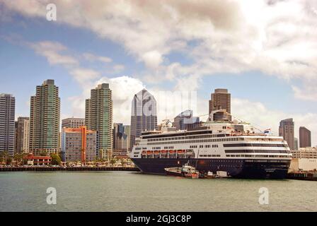 San Diego, Kalifornien, USA - April 2009: Der Kreuzfahrtdampfer Stendam mit der Skyline der Stadt im Hintergrund Stockfoto