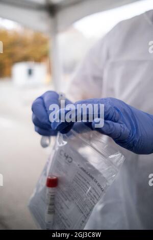 Screening Center und PCR-Tests für Menschen in Fahrzeugen im Krankenhaus Lüttich. Lüttich, Belgien. Stockfoto