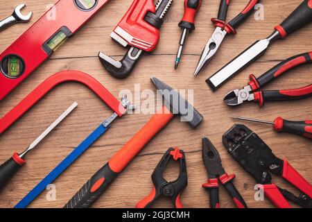 Verschiedene Werkzeuge auf hölzernen Hintergrund Stockfoto