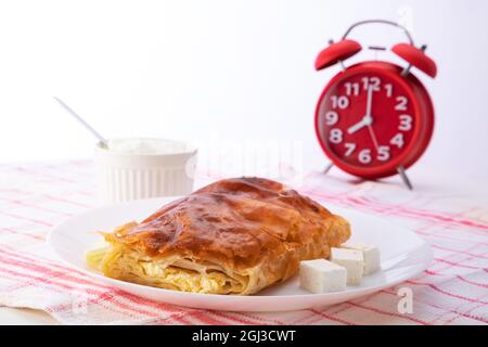 Gebackene Käsekuchen mit Milch. Bulgarische Butter Banitsa zum Frühstück Stockfoto