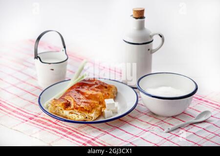 Gebackene Käsekuchen mit Milch. Bulgarische Butter Banitsa zum Frühstück Stockfoto