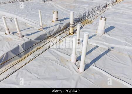 Industrierohrleitung aus Kunststoff-Wasserleitungen auf Sandfundament auf der Baustelle verlegt Stockfoto