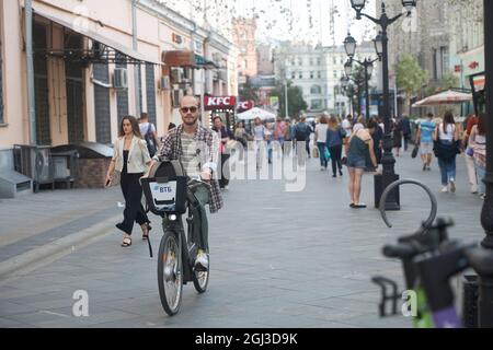 Moskau, Russland - 31. August 2021, Menschen gehen entlang der Fußgängerzone Kuznetsky meisten Straße, die viele Modeboutiquen hat, an einem sonnigen Tag Stockfoto