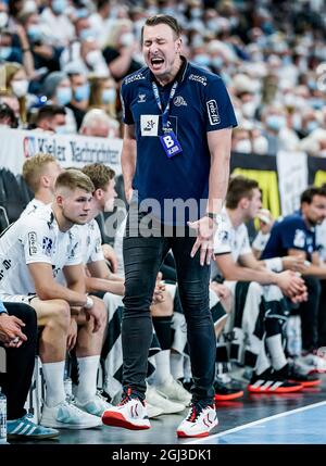 Kiel, Deutschland. September 2021. Handball: Bundesliga, THW Kiel - HBW Balingen-Weilstetten, Matchday 1, Wunderino Arena. Kiels Trainer Filip Jicha ist verärgert. Quelle: Axel Heimken/dpa/Alamy Live News Stockfoto