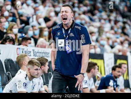 Kiel, Deutschland. September 2021. Handball: Bundesliga, THW Kiel - HBW Balingen-Weilstetten, Matchday 1, Wunderino Arena. Kiels Trainer Filip Jicha ist verärgert. Quelle: Axel Heimken/dpa/Alamy Live News Stockfoto