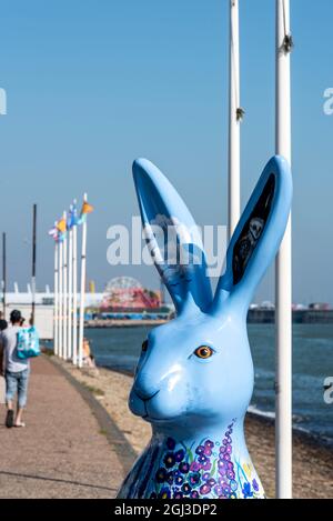 Hasen über Stadt gemalte Hasen Skulptur auf Southend am Meer Küste, Essex, Großbritannien. Besucherattraktion für Kunstpfades. Lage direkt am Meer Stockfoto