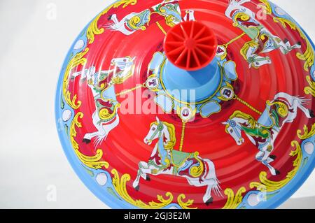 Knallfarbenes Spinning Top-Spielzeug auf weißem Hintergrund Stockfoto