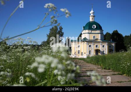REGION MOSKAU, RUSSLAND - 10. Juni 2021, Kirche des Erzengels Michael im Dorf Tarakanovo, Region Moskau. In dieser Kirche der Dichter Block und Stockfoto
