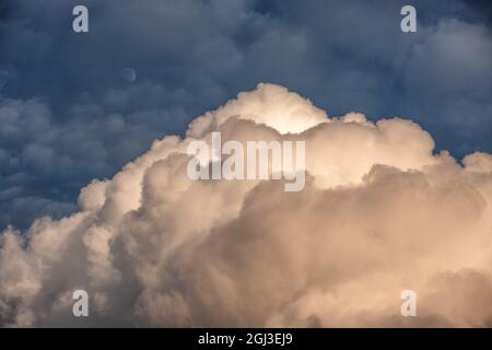 Nachthimmel mit Mond und Wolken Stockfoto