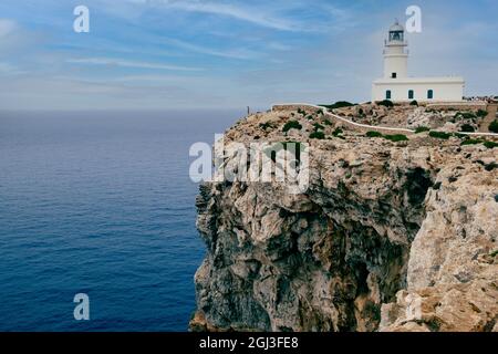 Panoramablick auf den Leuchtturm von Cavalleria mit felsigen Klippen während eines Sommertages mit auf der baleareninsel Menorca in Spanien Stockfoto