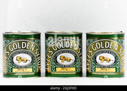 Trio von Lyles Golden Sirup Dosen auf weißem Hintergrund angeordnet. In diesem Bild ist Platz zum Kopieren verfügbar Stockfoto