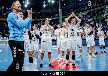 Kiel, Deutschland. September 2021. Handball: Bundesliga, THW Kiel - HBW Balingen-Weilstetten, Matchday 1, Wunderino Arena. Die Kieler Spieler feiern den Sieg. Quelle: Axel Heimken/dpa/Alamy Live News Stockfoto