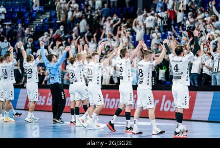 Kiel, Deutschland. September 2021. Handball: Bundesliga, THW Kiel - HBW Balingen-Weilstetten, Matchday 1, Wunderino Arena. Die Kieler Spieler feiern den Sieg. Quelle: Axel Heimken/dpa/Alamy Live News Stockfoto