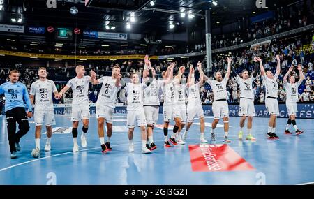 Kiel, Deutschland. September 2021. Handball: Bundesliga, THW Kiel - HBW Balingen-Weilstetten, Matchday 1, Wunderino Arena. Die Kieler Spieler feiern den Sieg. Quelle: Axel Heimken/dpa/Alamy Live News Stockfoto