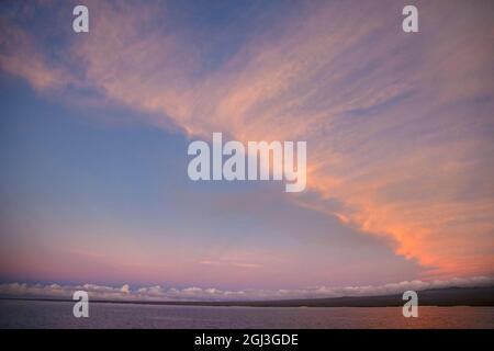 Wolken bei Sonnenuntergang über der Insel Santa Cruz auf den Galapagos-Inseln Stockfoto