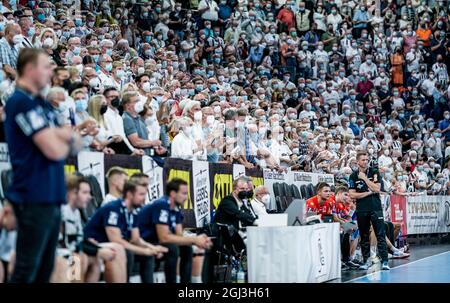 Kiel, Deutschland. September 2021. Handball: Bundesliga, THW Kiel - HBW Balingen-Weilstetten, Matchday 1, Wunderino Arena. Die Zuschauer in der Halle tragen Mund/Nase-Atemschutzmasken. Quelle: Axel Heimken/dpa/Alamy Live News Stockfoto