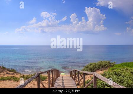 Die schönsten Strände Italiens: Der Dünenpark Campomarino in Apulien, Italien.das Schutzgebiet erstreckt sich entlang der gesamten Küste der Stadt Maruggio. Stockfoto