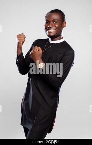 Porträt eines schönen afrikanischen Mannes in jubelender Stimmung Stockfoto