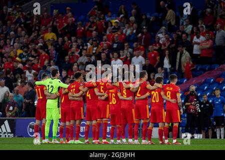 Cardiff, Großbritannien. September 2021. Wales Lineup für die Nationalhymne. Wales gegen Estland in einer Qualifikation zur FIFA-Weltmeisterschaft 2022 im Cardiff City Stadium am 8. September 2021. Quelle: Lewis Mitchell/Alamy Live News Stockfoto