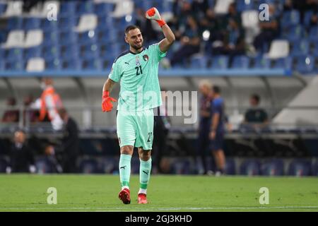 Reggio Emilia, Italien, 8. September 2021. Gianluigi Donnarumma aus Italien feiert, nachdem Teamkollege Moise Kean beim Spiel der FIFA-Weltmeisterschaft im Mapei-Stadion in Reggio Emilia einen 4-0-Vorsprung vor der Mannschaft erzielt hatte. Bildnachweis sollte lauten: Jonathan Moscrop / Sportimage Stockfoto