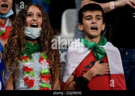 Reggio Emilia, Italien. September 2021. Italienische Fans singen die Nationalhymne beim Qualifikationsspiel der Weltmeisterschaft 2022 zwischen Italien und Litauen im Stadion Citta del tricolore in Reggio Emilia (Italien) am 8. September 2021. Foto Andrea Staccioli/Insidefoto Kredit: Insidefoto srl/Alamy Live News Stockfoto