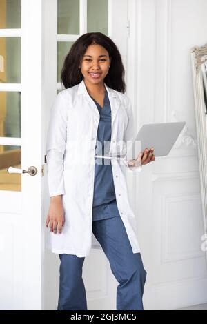 Telemedizin mit virtueller Ärztin und Online-Therapiestunde. Schwarze Ärztin Online-Konferenz Stockfoto