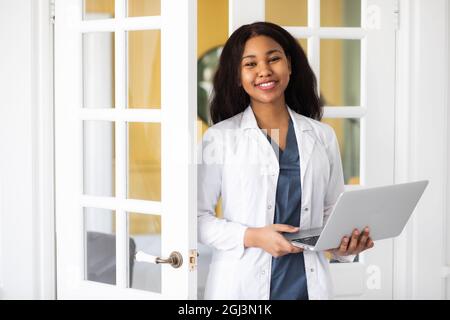 Eine afroamerikanische Ärztin bietet Telemedizin-Konsultationen durch die Übertragung medizinischer Informationen über Telekommunikationswege an Stockfoto